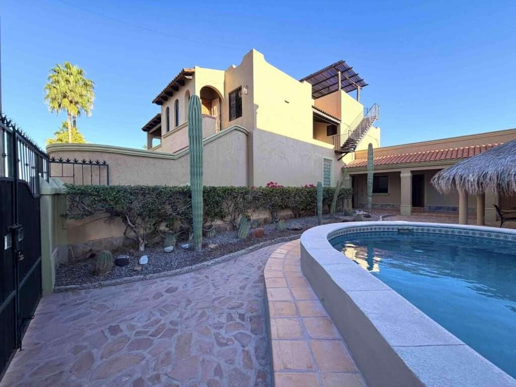 Loreto Centro Welcome to Casa Rosendo Robles!! Ideally located 4 bedroom/5 bath home in Loreto's historic district--just half a block from the malecón and the Sea of Cortés and one block from the plaza--this exceptional home blends traditional craftsmanship, rental potential and breathtaking – Calle Rosendo Robles, Loreto, BS